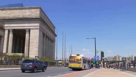 Vereinigte-Staaten-Philadelphia-Sommertag-Straße-Bahnhof-der-Straße-4-k,-Pennsylvania