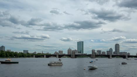 Zeitraffer-von-Boston-und-auf-den-Charles-River