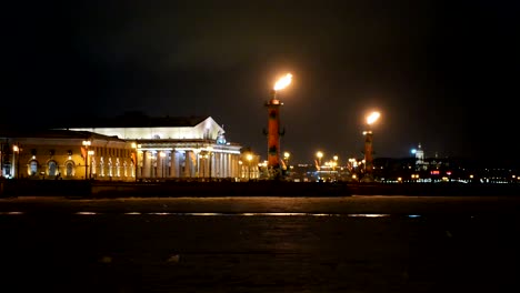 Quema-antorcha-Collons-Rostral-en-San-Petersburgo