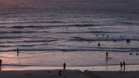 Menschen-Schwimmen-ein-Sonnenuntergang-an-einem-Strand-von-Cape-Town,-Südafrika