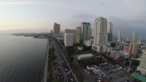 Cámara-sobrevolando-Roxas-Boulevard-y-bahía-de-Manila