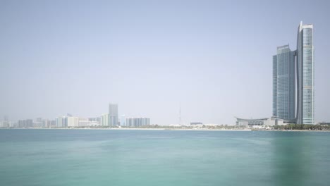 VAE-Sommertag-Hot-Nebel-Abu-Dhabi-Bucht-Stadt-Panorama-\"-4-k-Zeitraffer