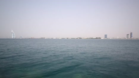 Emiratos-Árabes-Unidos-Dubai-ciudad-día-de-verano-de-la-famosa-Palma-Bahía-panorama-4-K-lapso-de-tiempo