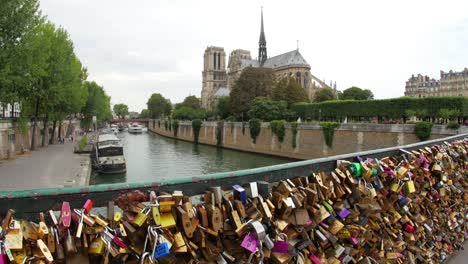 Liebe-Schloss-Brücken-nahe-Notre-Dame-de-Paris,-Frankreich