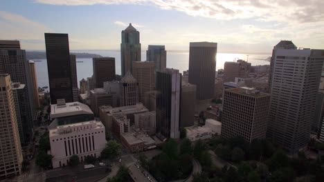 Antena-de-ciudad-de-Seattle,-Washington-con-edificios-rascacielos-y-Puget-Sound-en-el-fondo