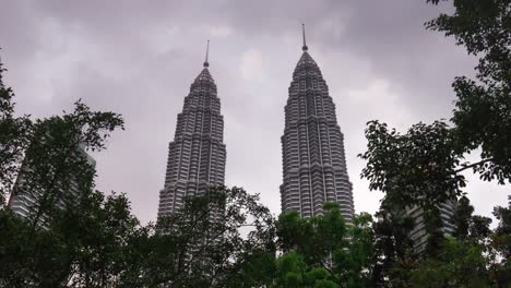 Malaysia-Tag-regnerischen-Himmel-Kuala-Lumpur-berühmten-Petronas-Towers-Twin-an-der-Spitze-4-k-Zeitraffer