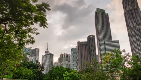 Malasia-día-luz-kuala-lumpur-KLCC-park-paisaje-panorama-4k-lapso-de-tiempo