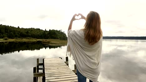 Paisaje-de-lago-de-montaña-mujer-marcos-en-forma-de-corazón