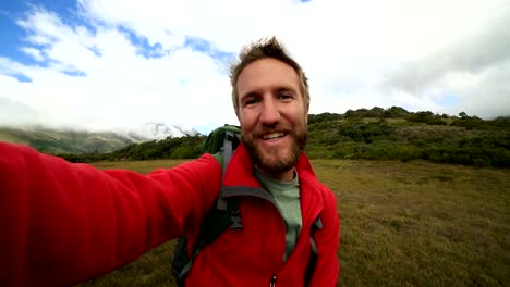 Autorretrato-de-un-excursionista-en-el-fondo-de-la-montaña-hermosa