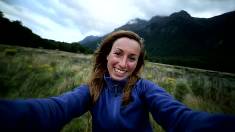 Una-mujer-joven-toma-selfie-excursionismo