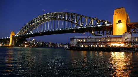 Sydney-Harbour-Bridge-auf-Dämmerung-mit-Sydney-Pier-und-Sydney-Wharf-im-Blick