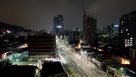 Timelapse-of-road-traffic-in-Seoul-at-night,-South-Korea