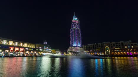 Nacht-Iilumination-Dubai-Welt-berühmten-Hotel-Brunnen-zeigen-4-k-Zeit-verfallen-Vereinigte-Arabische-Emirate
