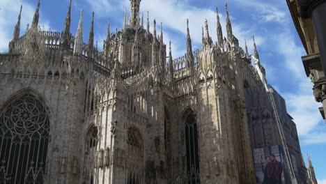 Italia-día-soleado-Milán-ciudad-famoso-duomo-Catedral-parte-trasera-llena-panorama-4k