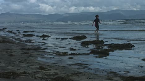 4-k-Schuss-von-einem-schmutzigen-Strand-und-ein-Junge-läuft