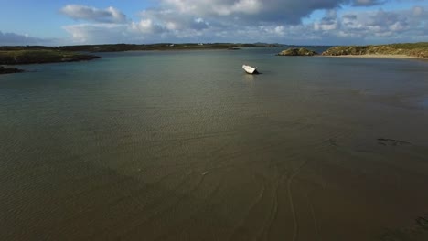 4-k-tiro-aéreo-de-barco-naufragio-en-la-costa-de-Irlanda