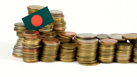 Bangladesch-Fahne-mit-Stapel-von-Geld-Münzen