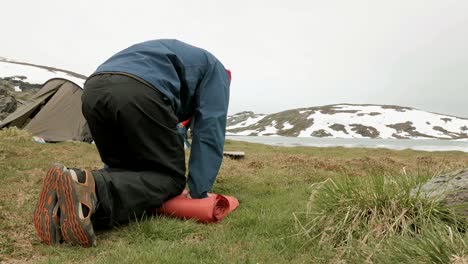 Los-excursionistas-paquetes-de-la-estera.-Noruega