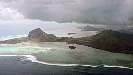 Vista-aérea-de-isla-volcánica-tropical