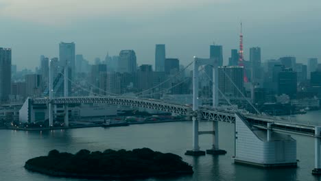 4-de-K-de-día-a-noche-Timelapse-torre-de-Tokio-y-el-Rainbow-bridge-en-Tokio,-Japón