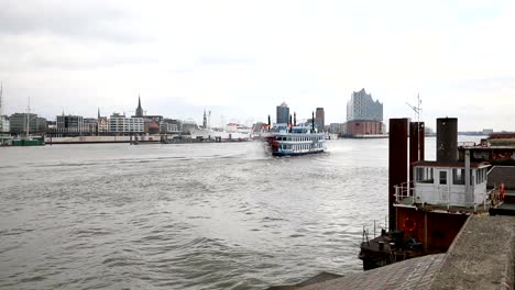 Boat-on-Elbe,-Hamburg,-Germany