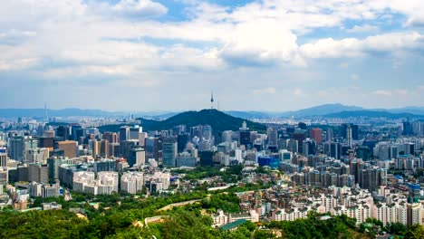 Zeitraffer-des-Stadtbildes-in-Seoul-mit-Seoul-Tower-und-blauer-Himmel.
