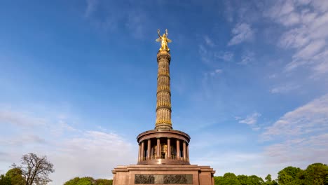 Timelapse-en-la-columna-(columna)-de-la-victoria-de-Berlín,-Berlín-Alemania,-lapso-de-tiempo-de-4K