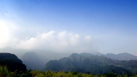 Lapso-de-tiempo,-las-nubes-sobre-el-Merapi,-el-más-activo-en-Indonesia-el-volcán-activo-situado-en-la-isla-de-Java-cerca-de-la-ciudad-de-Yogyakarta