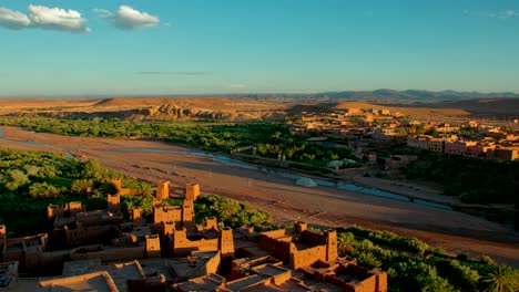 Zeitraffer-über-malerischen-Wüstenstadt-Ait-Benhaddou-Burg-in-Marokko