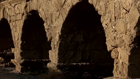 Dunas-de-arena-contra-el-antiguo-acueducto-romano