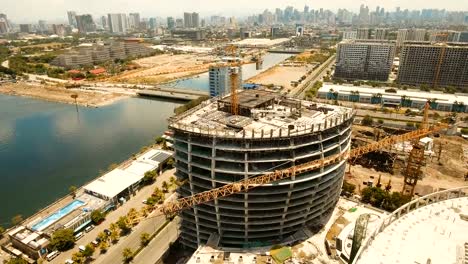 Edificio-en-construcción-con-grúas-en-la-ciudad.-Filipinas,-Manila,-Makati