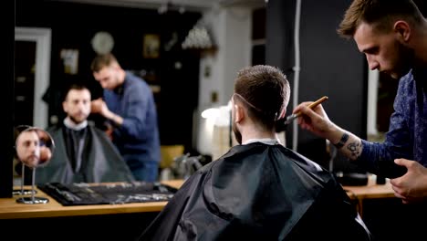 Barbero-y-el-cliente-masculino.-Peluqueria-utiliza-cepillo-al-cliente-limpio-de-pelo-cortado.-Tienda-de-peluquero