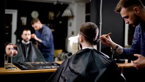 Barbier-und-männlichen-Kunden.-Friseur-verwendet-Pinsel-sauber-Kunden-der-geschnittenen-Haare.-Barber-shop