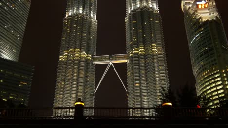 Malaysia-Kuala-Lumpur-Petronas-Türme-Nacht-Beleuchtung-berühmten-Panorama-4k