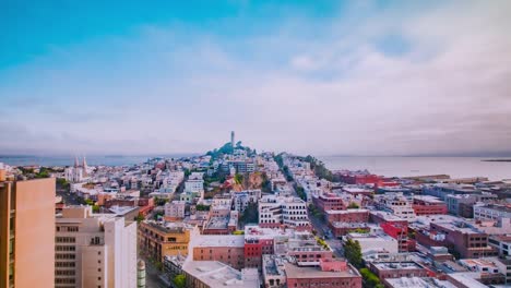 Tiempo-transcurrido---hermosas-nubes-moviendo-sobre-el-centro-de-la-ciudad-de-San-Francisco---4K