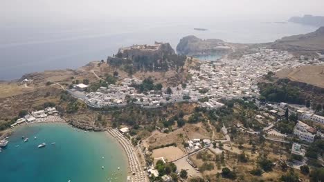 Luftaufnahme-der-antiken-Akropolis-und-Dorf-Lindos