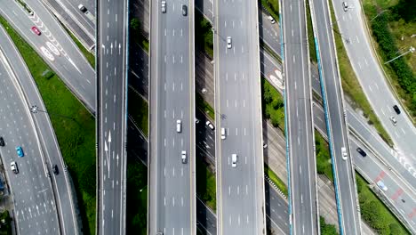 Filmmaterial-Draufsicht-Stadtverkehr-von-Autobahn-und-Brücke.