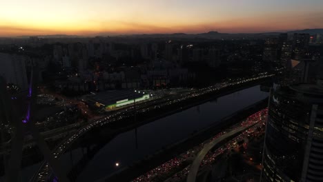 Aéreos-ver-de-Marginal-Pinheiros-y-Puente-Estaiada-por-la-noche-en-Sao-Paulo,-Brasil