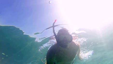 Silhouette-of-scuba-diver-with-the-sun-behind-them-in-corfu-greece