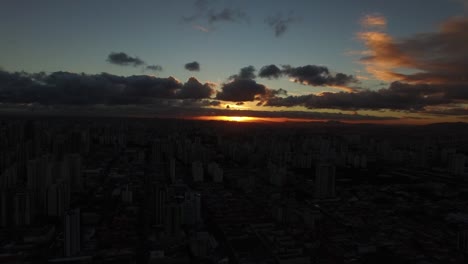 Puesta-de-sol-sobre-la-ciudad-de-Sao-Paulo