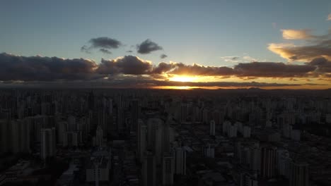 Puesta-de-sol-sobre-la-ciudad-de-Sao-Paulo