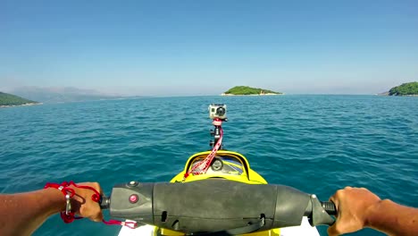 Motos-sport-carrera-pov-en-circa-agosto-en-Corfú,-Grecia.-Turismo-y-la-recreación-es-la-principal-fuente-de-ingresos-a-la-isla-de-Corfú.-Hermosa-agua-verde-claro.