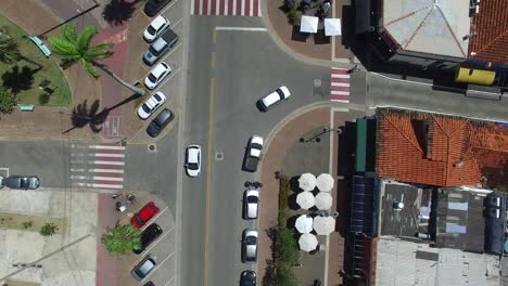 Draufsicht-des-Autos-in-einer-Straße