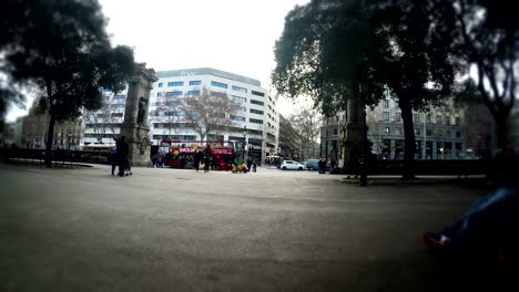 Touristischen-Pov-sitzen-auf-Bank-am-Plaza-Catalunya