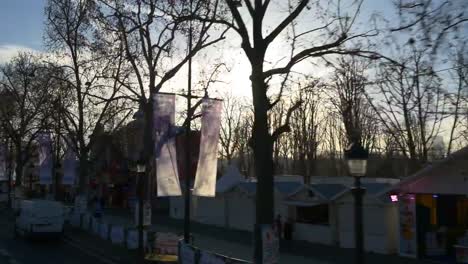 Frankreich-Paris-City-Tourist-Bus-Straße-Weihnachtsmarkt-Reiten-Pov-Panorama-4k-sonnigen-Wintertag