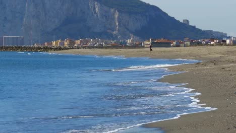 Vista-de-la-roca-de-Gibraltar-y-la-playa-con-las-olas-del-mar