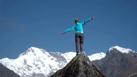 Mädchen-auf-einem-Felsen-mit-ihren-Händen