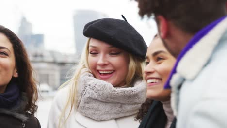 Freunde-zu-Fuß-entlang-Südufer-bei-Winter-Besuch-in-London