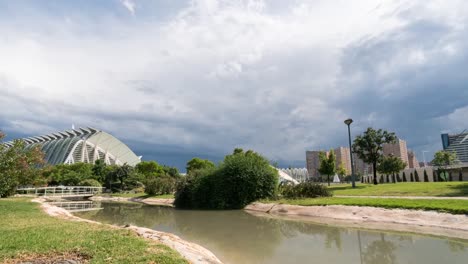 Garten-von-Valencia-im-alten-trockenen-Flussbett-des-Flusses-Turia,-ein-Sturm-bricht-aus-und-verdunkelt-den-Himmel