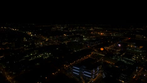 Luftbild-Stadt-mit-Wolkenkratzern-und-Gebäude-bei-Nacht.-Philippinen,-Manila,-Makati